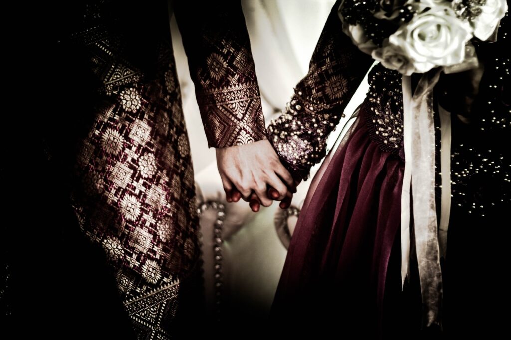 wedding, holding hands, people-964415.jpg